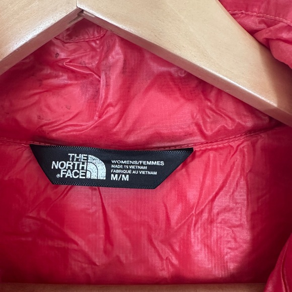 The North Face Women's Vibrant Red Puffer Jacket - Picture 4 of 5